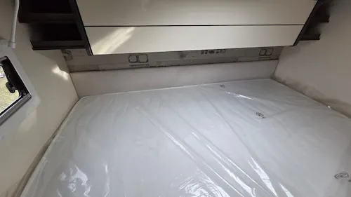 Letto matrimoniale camper compatto