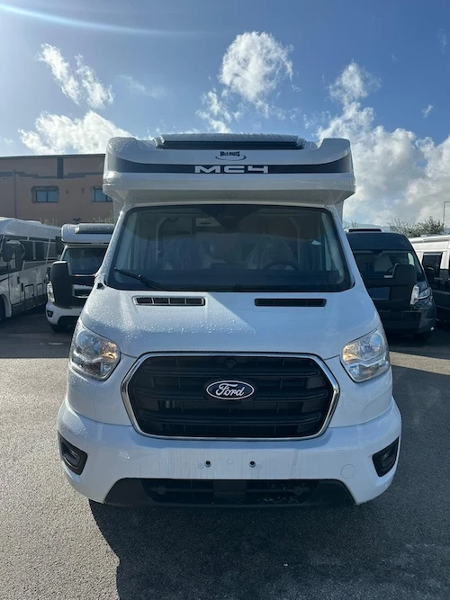 Vista frontale McLouis MC4 365 Ford 2026 – semintegrale compatto