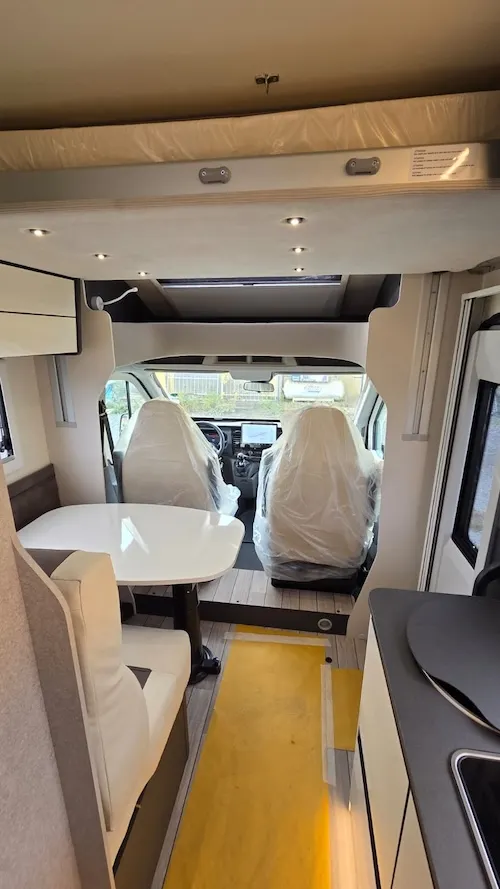 Zona giorno luminosa con skyroof e tavolo con gamba telescopica