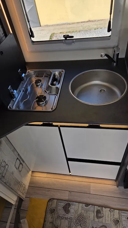 Cucina camper McLouis Slim 337 con piano cottura 2 fuochi