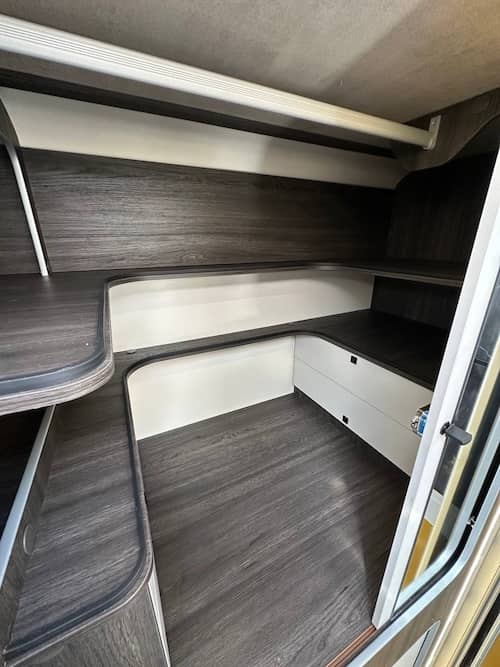  Armadio e vani contenitori nel camper Mobilvetta Kea Kompakt 55