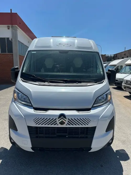 Panoramica esterni camper McLouis Menfys 3 Maxi design elegante