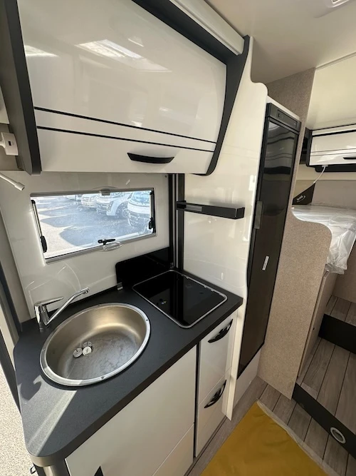 camper McLouis 365 con frigorifero grande