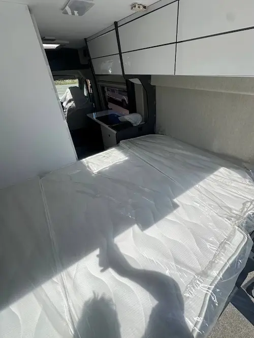 Letto matrimoniale posteriore del camper McLouis Menfys 1