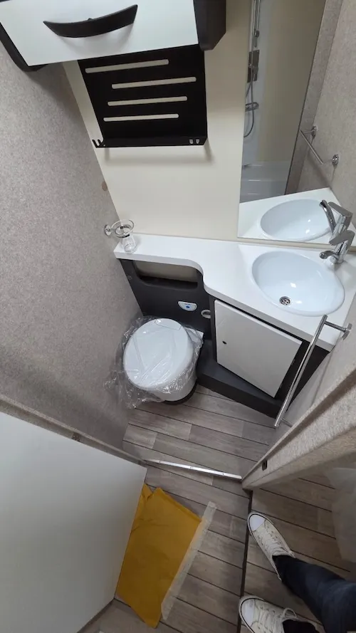 Bagno con doccia separata camper McLouis MC4 379 pronta consegna