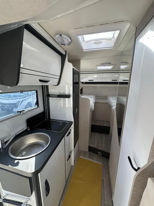 Cucina camper McLouis 365 con frigorifero 137L e finiture Expedition Grey