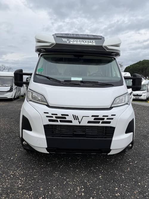 Interni lussuosi del Mobilvetta Kea P90, salotto face-to-face con Skydome e finiture di alta gamma