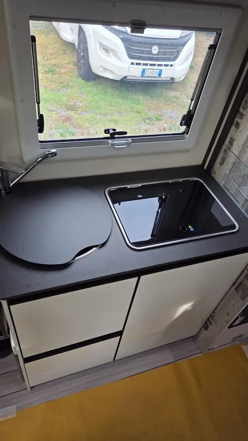 Zona cucina compatta e funzionale nel McLouis Slim 331