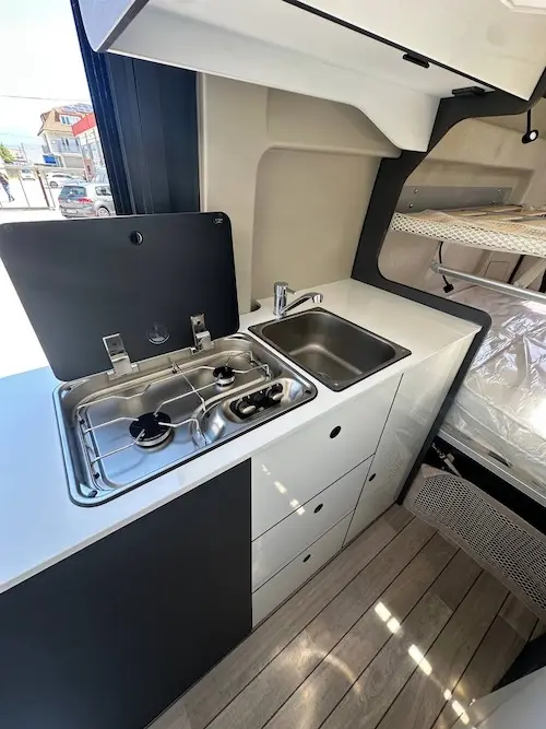 Cucina accessoriata del camper McLouis Menfys 3 Maxi nuovo