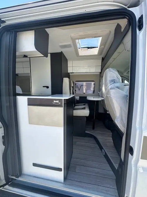 Camper nuovo McLouis Menfys 1 compatto e funzionale