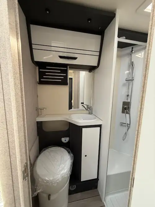 Bagno compatto con wc, lavabo e doccia del McLouis MC4 360