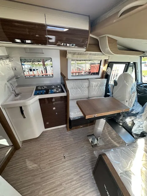 Cucina Mobilvetta K-Yacht 90 – top in pietra acrilica, fuochi 3