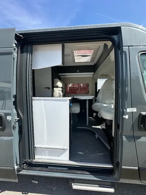 Camper furgonati roma con interni visibili in dettaglio