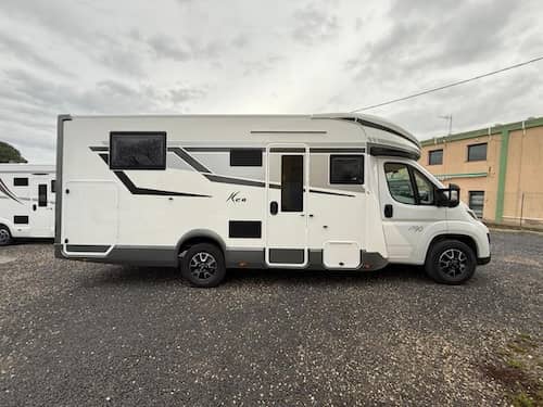 Mobilvetta Kea P90 in pronta consegna da Tiberi Camper, camper semintegrale di lusso con letto centrale