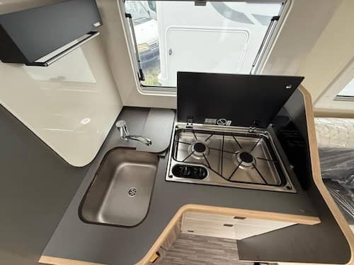 Interni del Mobilvetta Kea P90: salotto face-to-face con Skydome panoramico e finiture di alta qualità