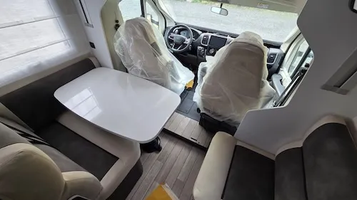 Interni eleganti e rifiniti camper nuovo McLouis MC4 379