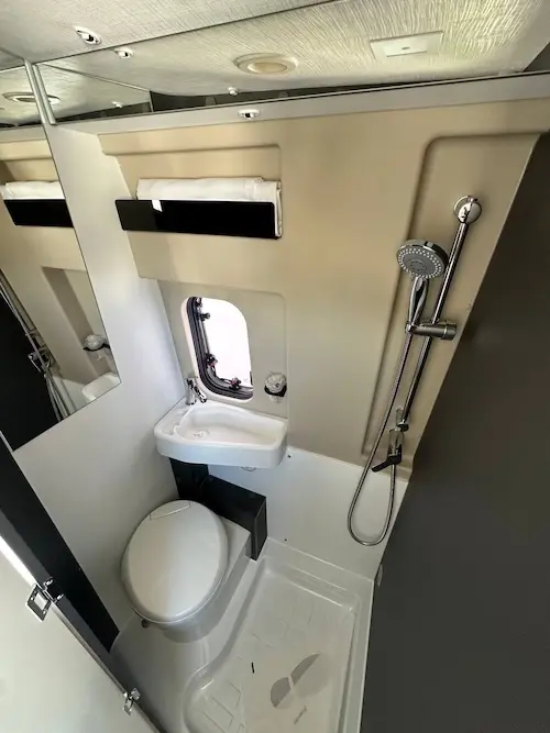 Bagno compatto con wc e doccia nel camper McLouis Menfys 3 Maxi