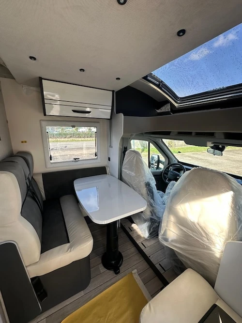 Zona giorno MC4 365 con dinette luminosa e tavolo pieghevole elettrico