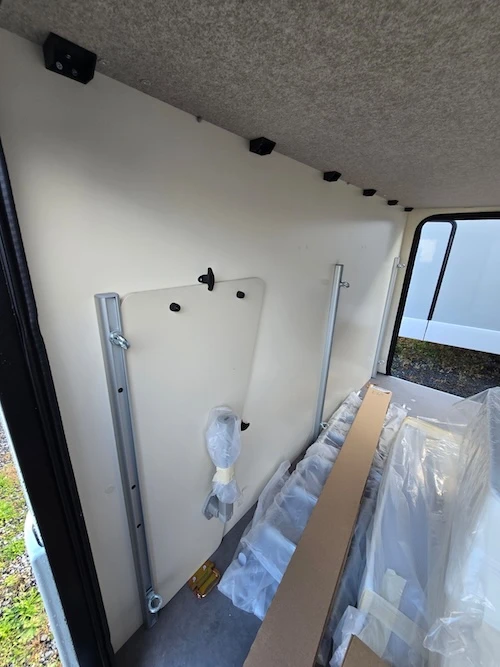 Camper con garage regolabile elettricamente