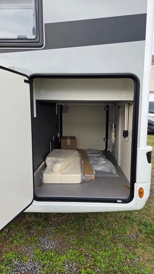 Ampio garage per scooter incluso nel McLouis MC4 379 pronta consegna