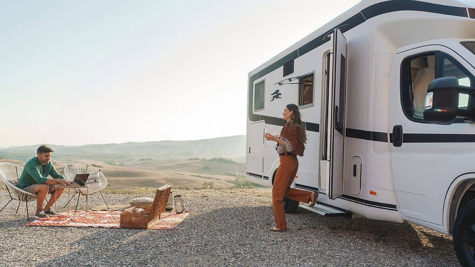 coppia che noleggia un camper in Italia