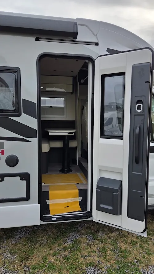 Porta camper con finestra e chiusura centralizzata – Slim 331