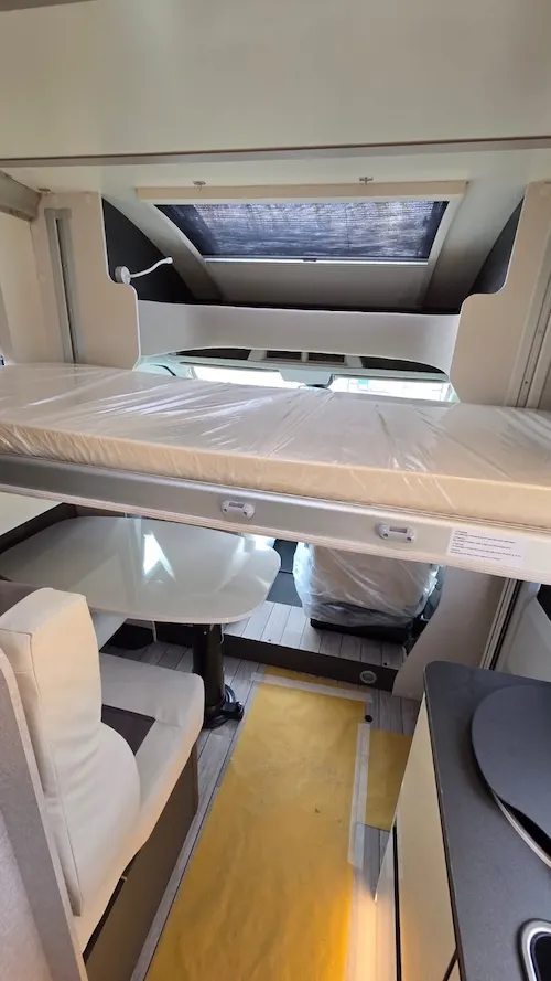 Letto matrimoniale McLouis Slim 331 – comfort e spazio