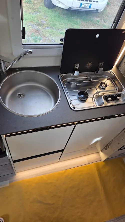 cucina compatta e funzionale nel McLouis Slim 331