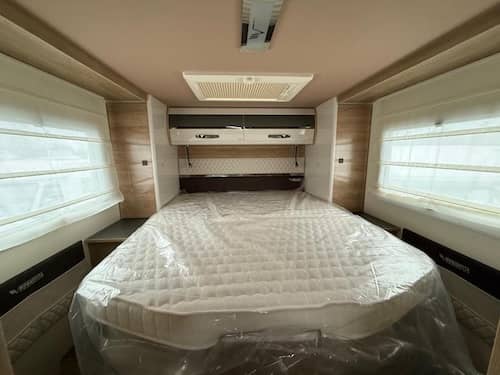 Letto centrale del Mobilvetta Kea P90 con materasso Memory Foam per un comfort eccellente in viaggio