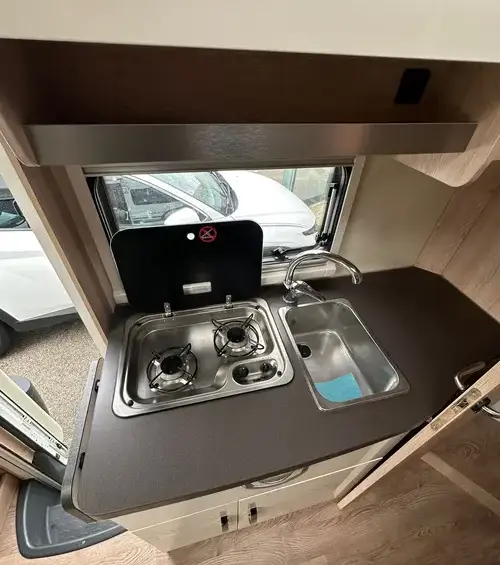 Blocco cucina del Siena 330 con ripiani