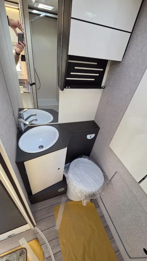 Bagno posteriore McLouis Slim 337 con doccia separata