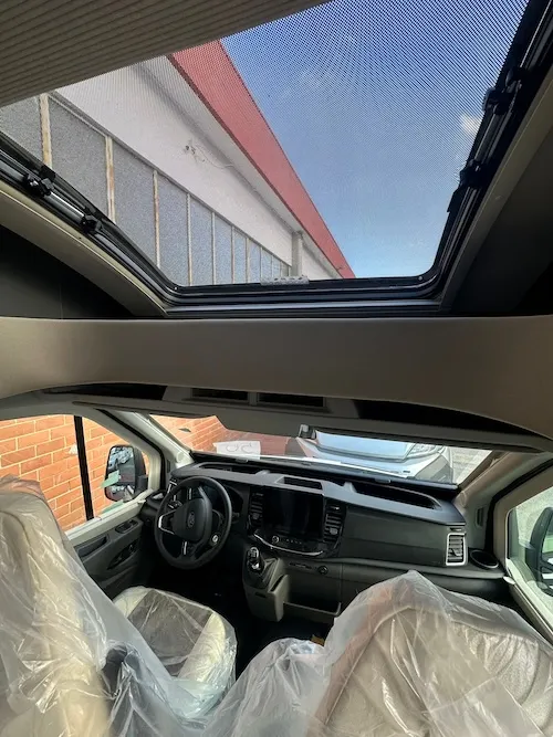 Tetto panoramico e illuminazione naturale McLouis 339