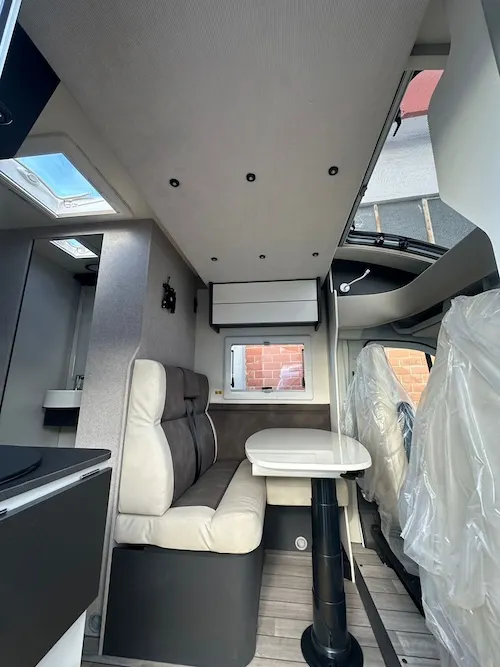 Interni del camper McLouis Slim 339 con zona giorno e cucina