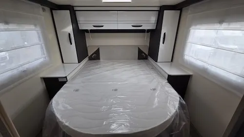 Letto nautico posteriore spazioso McLouis MC4 379 disponibile ora