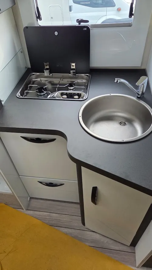 Cucina attrezzata nel camper McLouis MC4 379 in vendita