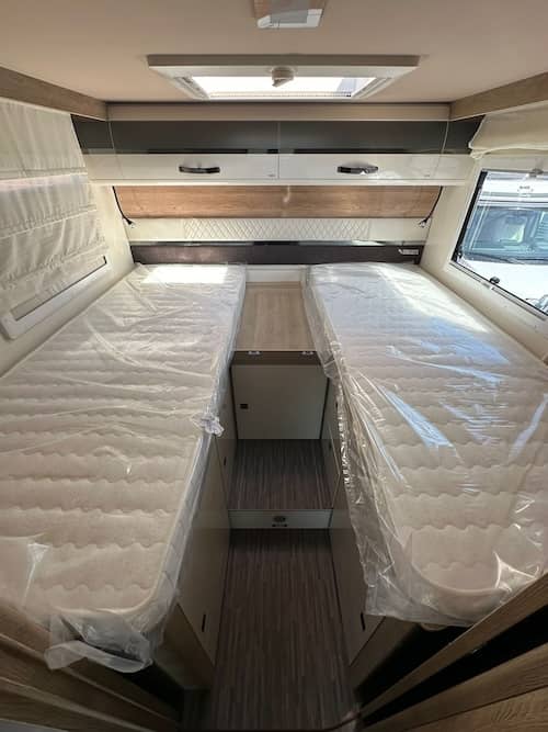 camper mobilvetta con Camera da letto con letti gemelli e materassi ergonomici Roma