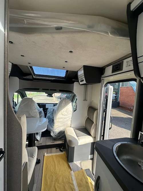 Zona giorno camper semintegrale mclouis