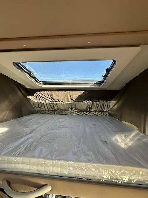 motorhome con letto basculante elettrico