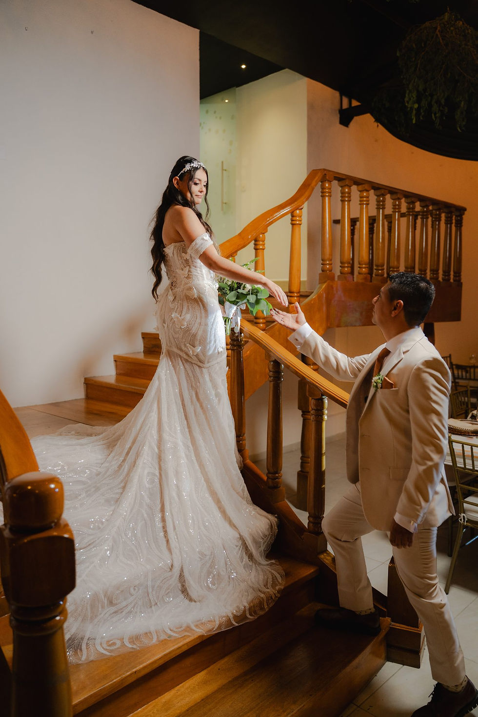 Katherine y Diego en la escalera de madera del Centro de Eventos Zabana
