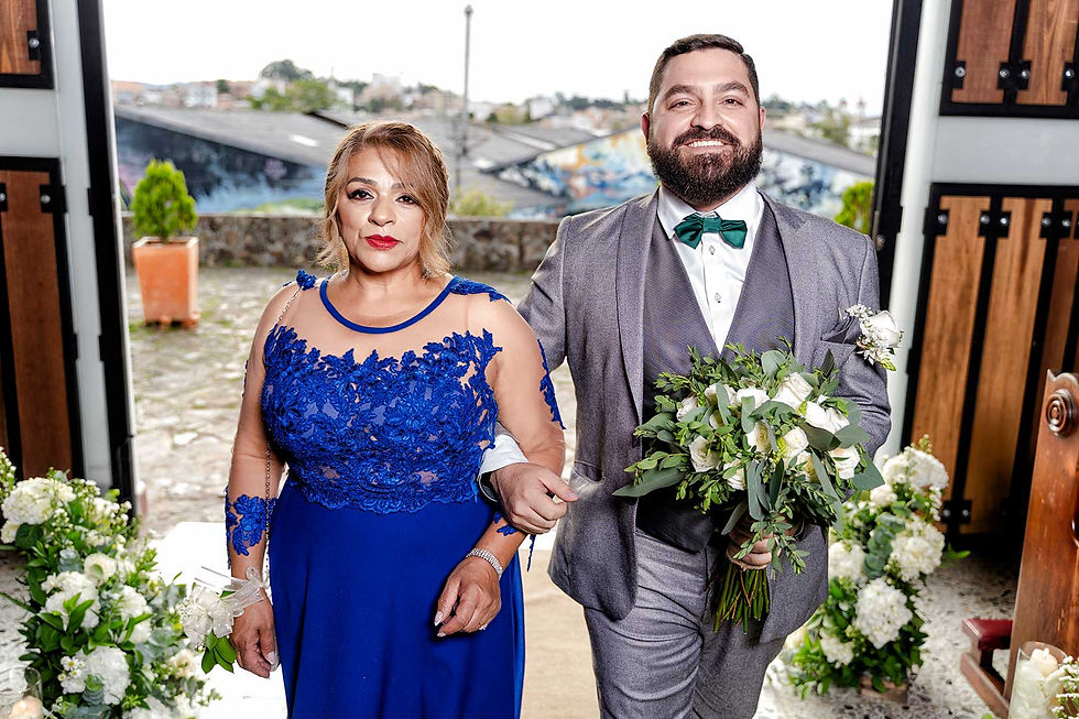 Pareja de esposos en la entrada de su ceremonia de matrimonio