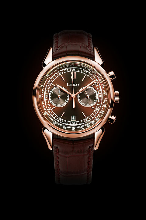 Montre chronographe en acier avec bracelet en cuir brun finition alligator.