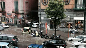 „Temporali a Napoli: black out e strade allagate“