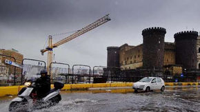 Bomba d'acqua, frane e allagamenti tra Napoli e provincia.
