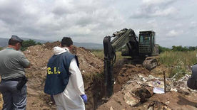 Rifiuti pericolosi, Terra dei Fuochi: ecco a che punto siamo:
„Terra dei Fuochi, 64 le discariche sc