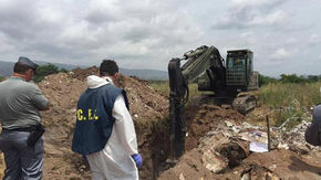 Rifiuti pericolosi, Terra dei Fuochi: ecco a che punto siamo:
„Terra dei Fuochi, 64 le discariche sc