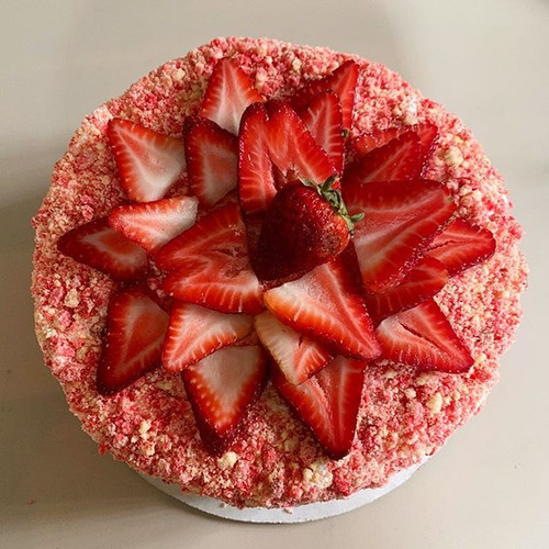 Strawberry Cheesecake Crunch Cake | Bee Buzzed