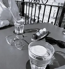 Buste de femme en terasse lors d'un coaching professionnel en rooftop de l'Intercontinental du Grand Hôtel de Bordeaux