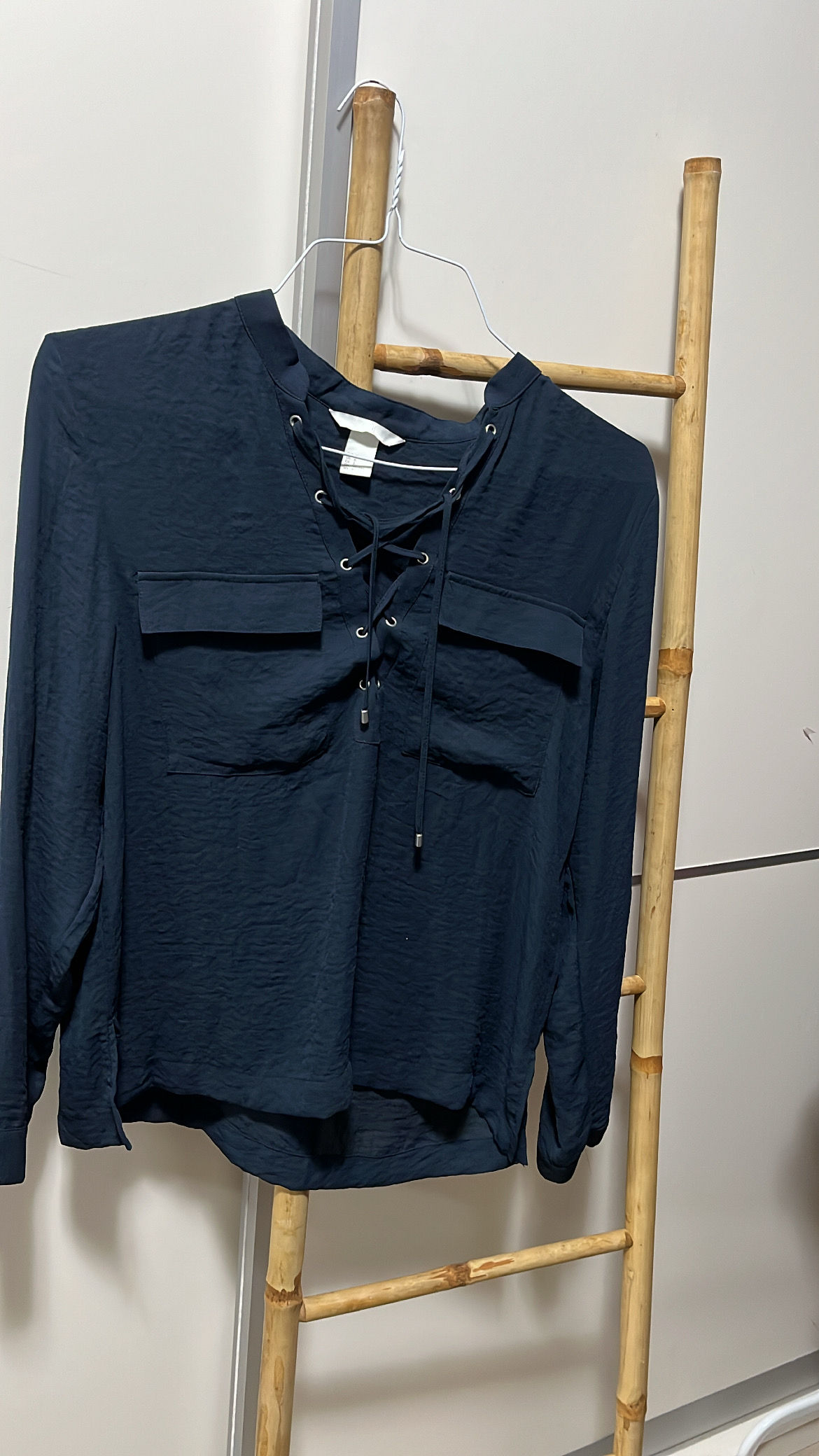 חולצה כחולה עם שרוכים m