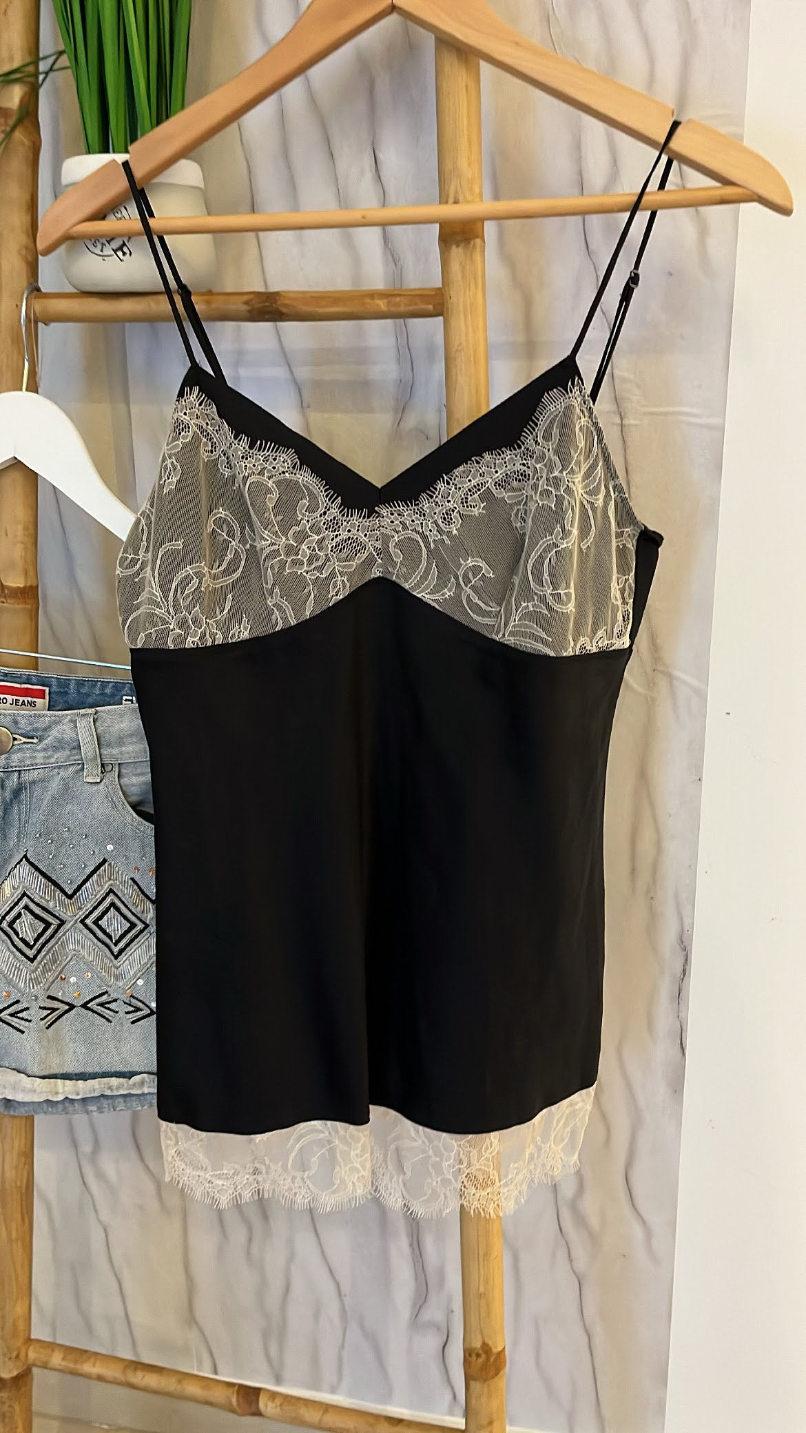 גופיה שחורה תחרה