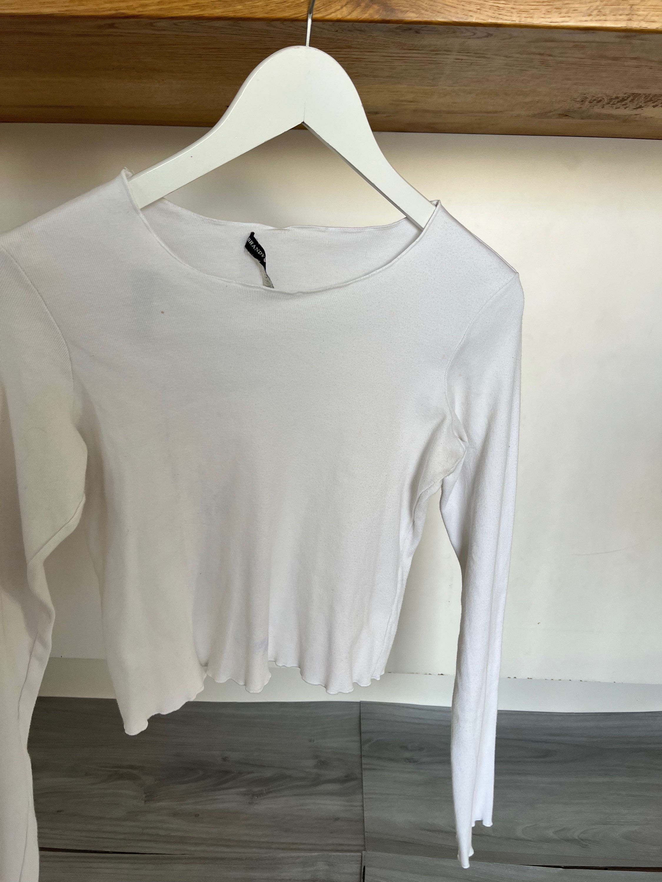 חולצה לבנה בטן 